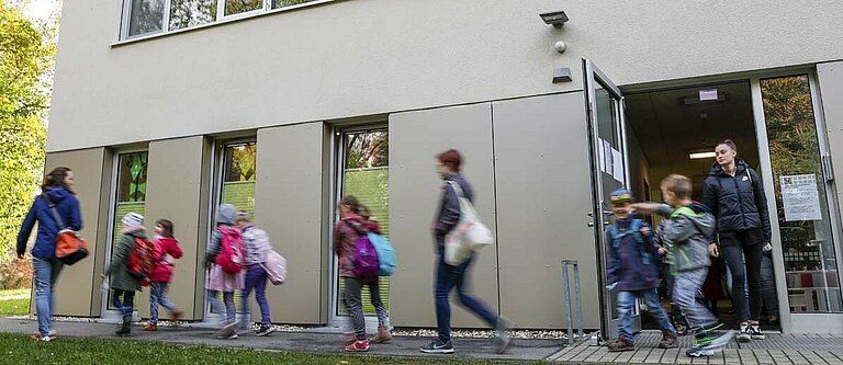 FSL_Lehrer_Schueler_aussen.jpg